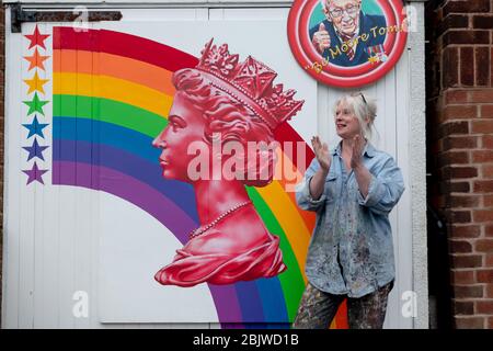 Halesowen, West Midlands, Regno Unito. 30 Aprile 2020. Clap per il NHS e lavoratori di prima linea: teatro set designer Sandra Field, di Halesowen, West Midlands, ha dipinto un murale bello sulla porta del garage in onore del NHS e HM Regina Elisabetta con un grande ritratto del suo fom un francobollo. Credit: Peter Lopeman/Alamy Live News Foto Stock