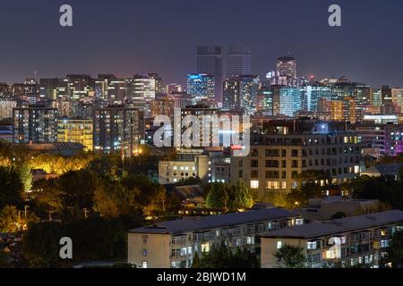 Pechino / Cina - 10 ottobre 2018: Vista notturna dello skyline di Pechino, vista dal parco Jingshan (collina del carbone) nel centro di Pechino Foto Stock