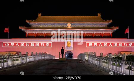 Pechino / Cina - 10 ottobre 2018: Silhouette di un soldato cinese in piedi guardia di fronte al ritratto di Mao Zedong in Piazza Tiananmen a Beiji Foto Stock