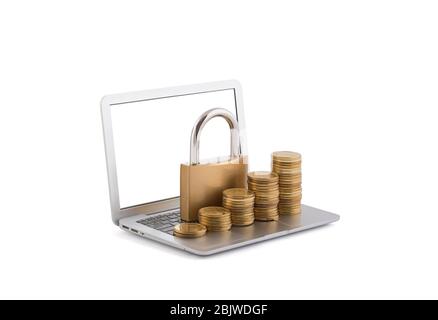 Monete in aumento con lucchetto sul laptop isolato su sfondo bianco con percorso di ritaglio Foto Stock