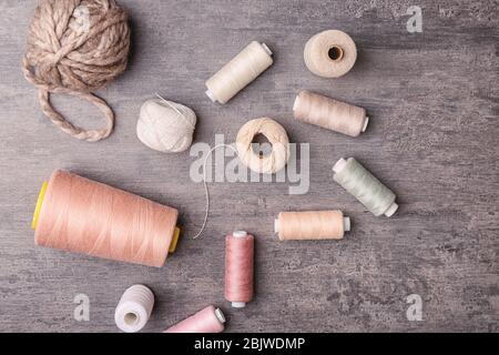 Tipi diversi di thread su sfondo grigio, vista dall'alto Foto Stock