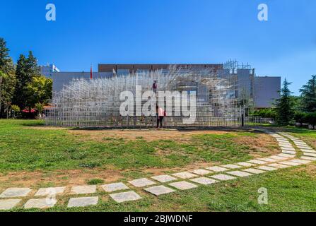 Oggetto d'arte dell'installazione chiamato 'The Cloud' nel centro di Tirana, Albania. Progettato dal famoso architetto giapponese Sou Fujimoto. Foto Stock