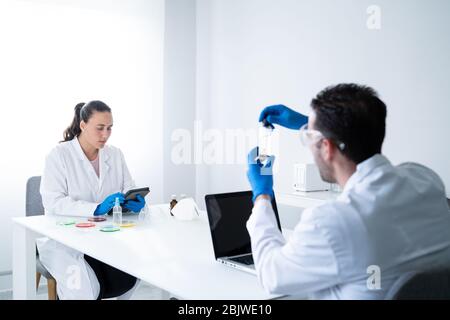 Giovani scienziati o ricercatori che lavorano in moderna scienza biologica Laboratory.The ricercatore sta analizzando la medicina relativa innovazione. BIO chemi Foto Stock