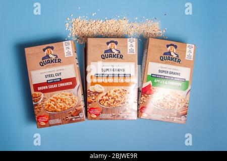 Halifax, Canada - 11 aprile 2020: Diversi sapori di farinata d'avena Quaker su sfondo blu Foto Stock