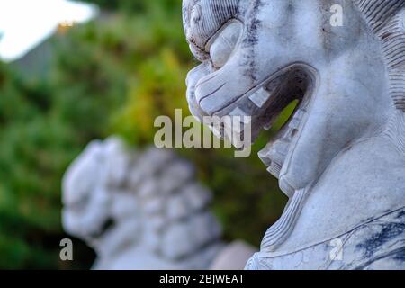 Leoni guardiani cinesi in pietra, leoni guardiani imperiali, ornamento architettonico tradizionale cinese Foto Stock