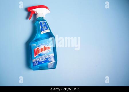 Halifax, Canada - 11 aprile 2020 - una bottiglia di Windex blu per il lavaggio di finestre spray Foto Stock