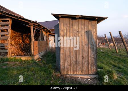 Bagno in legno o edificio wc nel villaggio Foto Stock