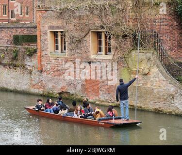 Marzo 2018 - turisti giapponesi che vengono presi lungo il fiume Cam in un tradizionale punt di legno. Foto Stock