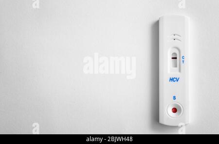 Test rapido per HCV su sfondo bianco Foto Stock