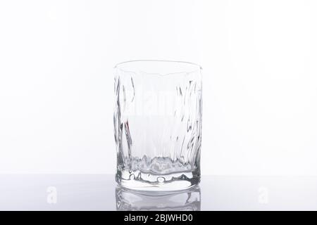 Bicchiere di whisky vuoto isolato su sfondo bianco