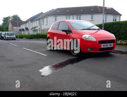Aprile 2020 - perdita di olio da una vecchia Fiat punto. Foto Stock