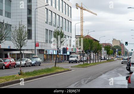 Lombardia, Milano, Italia. 30 Aprile 2020. (INT) furto a Milano in mezzo alla pandemia di Coronavirus.30 aprile 2020, Milano, Italia:la misura dell'isolamento continua ancora nella città e con la chiusura degli affari e quasi nessun movimento intorno alla città, Aumenta la marginalità e con quella ladri tentò di rubare rompendo la porta di vetro di un negozio in Viale Monza a Milano, questo Giovedi.Credit: Josi Donelli/Thenews2 Credit: Josi Donelli/TheNEWS2/ZUMA Wire/Alamy Live News Foto Stock