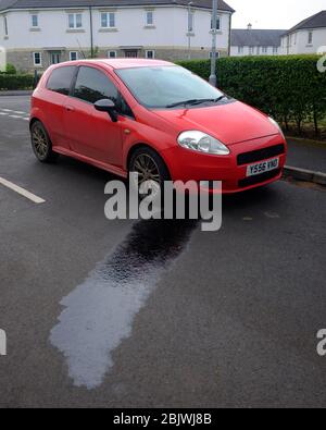 Aprile 2020 - perdita di olio da una vecchia Fiat punto. Foto Stock