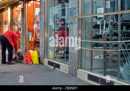 Lombardia, Milano, Italia. 30 Aprile 2020. (INT) furto a Milano in mezzo alla pandemia di Coronavirus.30 aprile 2020, Milano, Italia:la misura dell'isolamento continua ancora nella città e con la chiusura degli affari e quasi nessun movimento intorno alla città, Aumenta la marginalità e con quella ladri tentò di rubare rompendo la porta di vetro di un negozio in Viale Monza a Milano, questo Giovedi.Credit: Josi Donelli/Thenews2 Credit: Josi Donelli/TheNEWS2/ZUMA Wire/Alamy Live News Foto Stock