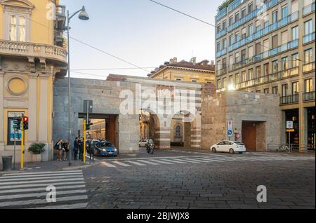 Archi dell'antica porta Nuova nella città di Milano Foto Stock