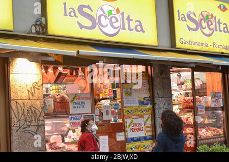 Lombardia, Milano, Italia. 30 Aprile 2020. (INT) furto a Milano in mezzo alla pandemia di Coronavirus.30 aprile 2020, Milano, Italia:la misura dell'isolamento continua ancora nella città e con la chiusura degli affari e quasi nessun movimento intorno alla città, Aumenta la marginalità e con quella ladri tentò di rubare rompendo la porta di vetro di un negozio in Viale Monza a Milano, questo Giovedi.Credit: Josi Donelli/Thenews2 Credit: Josi Donelli/TheNEWS2/ZUMA Wire/Alamy Live News Foto Stock