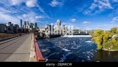 Panorama del Ponte di pietra e del Fiume Mississippi con le Cascate di St. Anthony e lo skyline di Minneapolis, Minnesota. Foto Stock