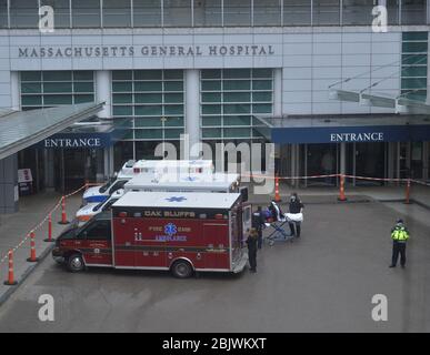 Boston, Massachusetts, Stati Uniti. 30 Aprile 2020. COVID 19 PANDEMIC DEL VIRUS DI CORONA - l'ambulanza arriva continuamente all'entrata della stanza di emergenza del Massachusetts Hospital General Hospital MGH. Credit: Kenneth Martin/ZUMA Wire/Alamy Live News Foto Stock