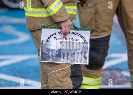 Southend-on-Sea, Regno Unito. 30 Aprile 2020. Infermieri, medici e operatori di prima linea del NHS all'ingresso del reparto A&e, Southend University Hospital, per il settimanale Clap for Carers durante la pandemia del virus corona. Penelope Barritt/Alamy Live News Foto Stock