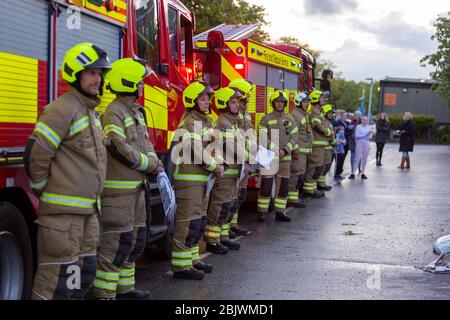 Southend-on-Sea, Regno Unito. 30 Aprile 2020. Infermieri, medici e operatori di prima linea del NHS all'ingresso del reparto A&e, Southend University Hospital, per il settimanale Clap for Carers durante la pandemia del virus corona. Penelope Barritt/Alamy Live News Foto Stock