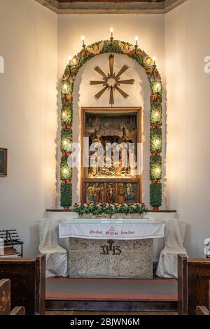 3 febbraio 2020 - Oberndorf, Austria: Altare all'interno della cappella Stille-Nacht-Kapelle con luci Foto Stock