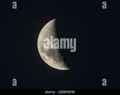 Waxing Crescent Moon il 30 aprile 2020 Foto Stock