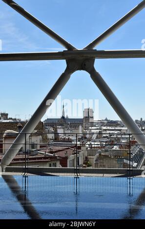 Cattedrale di Notre-Dame de Paris dal Centro Pompidou. Vista delle torri, tetti in legno rivestito di piombo e spire, la Fleche. Parigi, Francia. 12 agosto 2018. Foto Stock