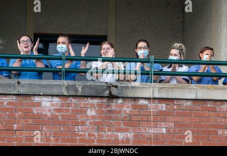 Coleraine, Irlanda del Nord. 30 aprile 2020. Medici infermieri staff e sostenitori del NHS clapped fuori Causeway Hospital il Giovedi notte. PIC Credit: Steven McAuley/Alamy Live News Foto Stock