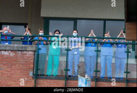 Coleraine, Irlanda del Nord. 30 aprile 2020. Medici infermieri staff e sostenitori del NHS clapped fuori Causeway Hospital il Giovedi notte. PIC Credit: Steven McAuley/Alamy Live News Foto Stock