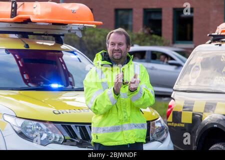 Coleraine, Irlanda del Nord. 30 aprile 2020. Medici infermieri staff e sostenitori del NHS clapped fuori Causeway Hospital il Giovedi notte. PIC Credit: Steven McAuley/Alamy Live News Foto Stock