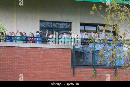 Coleraine, Irlanda del Nord. 30 aprile 2020. Medici infermieri staff e sostenitori del NHS clapped fuori Causeway Hospital il Giovedi notte. PIC Credit: Steven McAuley/Alamy Live News Foto Stock