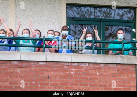 Coleraine, Irlanda del Nord. 30 aprile 2020. Medici infermieri staff e sostenitori del NHS clapped fuori Causeway Hospital il Giovedi notte. PIC Credit: Steven McAuley/Alamy Live News Foto Stock