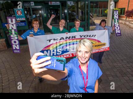 Coleraine, Irlanda del Nord. 30 aprile 2020. Medici infermieri staff e sostenitori del NHS clapped fuori Causeway Hospital il Giovedi notte. PIC Credit: Steven McAuley/Alamy Live News Foto Stock