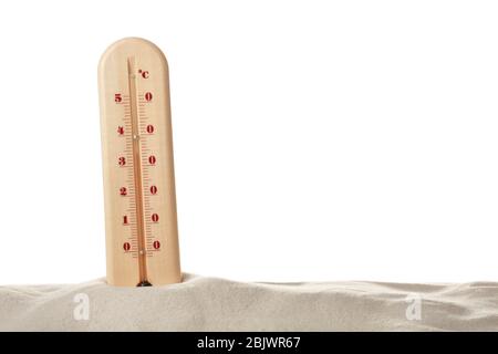 Termometro da pioggia che si attacca dalla sabbia su sfondo bianco Foto Stock