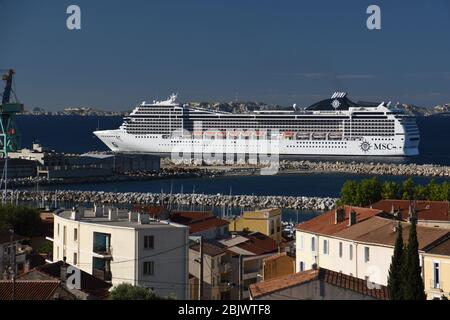 MSC magnifica nave da crociera arriva a Marsiglia.il MSC magnifica linea ha sbarcato più di 4 tonnellate di cibo che sarà ridistribuito a diverse associazioni locali per aiutare le persone in una situazione precaria a causa del covid-19. Foto Stock