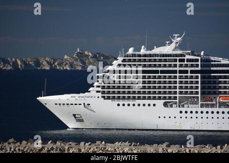 MSC magnifica nave da crociera arriva a Marsiglia.il MSC magnifica linea ha sbarcato più di 4 tonnellate di cibo che sarà ridistribuito a diverse associazioni locali per aiutare le persone in una situazione precaria a causa del covid-19. Foto Stock