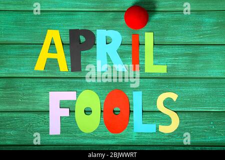 Composizione con naso a pagliaccio e frase 'April stols' su sfondo colorato Foto Stock