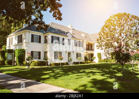 Edificio d'epoca con bellissimo giardino nei sobborghi - investimenti immobiliari - Multi Family Investment Foto Stock