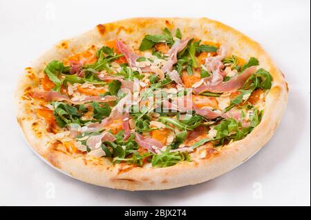 Pizza con rucola e jamon su sfondo bianco Foto Stock