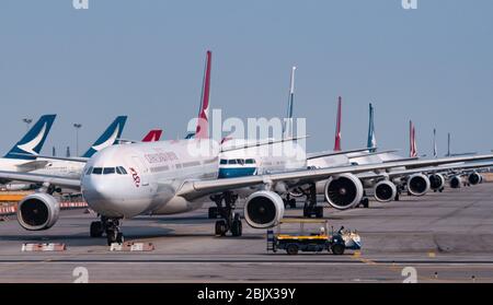 Gli aeromobili gestiti da Cathay Pacific Airways Ltd. Si trovano parcheggiati sul asfalto all'aeroporto internazionale di Hong Kong a causa della pandemia Covid-19 Foto Stock