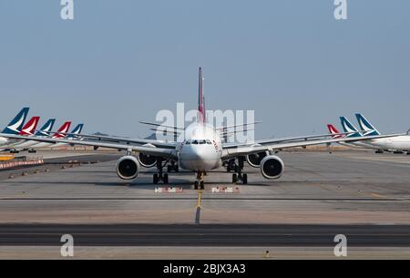 Gli aeromobili gestiti da Cathay Pacific Airways Ltd. Si trovano parcheggiati sul asfalto all'aeroporto internazionale di Hong Kong a causa della pandemia Covid-19 Foto Stock