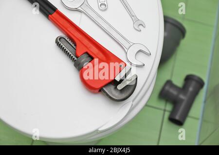 Attrezzi per idraulico sul coperchio del sedile del water Foto stock - Alamy