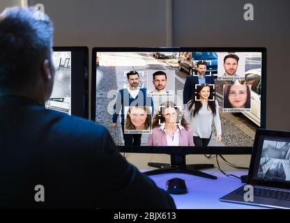 Riconoscimento facciale ai sullo schermo di sorveglianza della telecamera CCTV Foto Stock