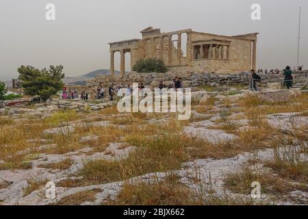 Atene, Grecia: L'Eretteo all'Acropoli, costruito tra il 421 e il 405 a.C. Il portico dei Caryatids è sul lato sud. Foto Stock