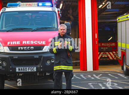 Barnstaple, North Devon, UK, 30 aprile 2020: I Vigili del fuoco osservarono la regola delle distanze sociali di due metri per unirsi al 'Clap for our carers' nella città di North Devon Barnstaple. Credit Natasha Quarmby/ALAMY live Foto Stock