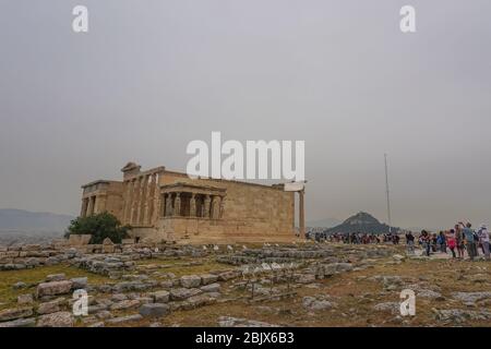 Atene, Grecia: L'Eretteo all'Acropoli, costruito tra il 421 e il 405 a.C. Il portico dei Caryatids è sul lato sud. Foto Stock