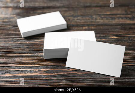 Blank business cards su sfondo di legno Foto Stock