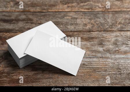 Blank business cards su sfondo di legno Foto Stock