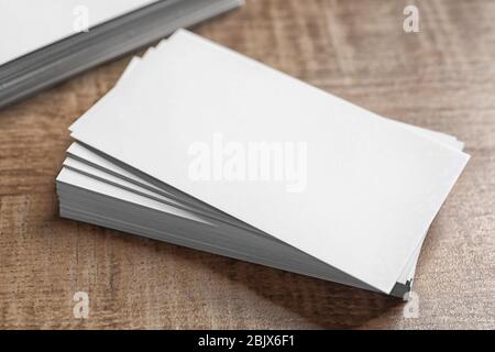 Blank business cards su sfondo di legno Foto Stock