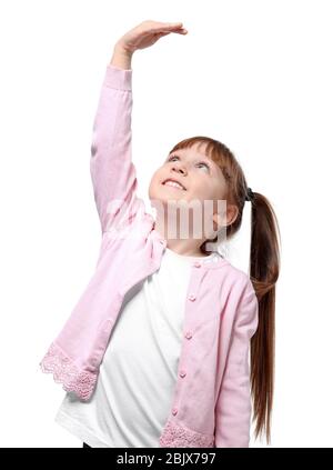 Bambina che misura l'altezza su sfondo bianco Foto Stock